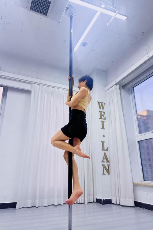 女子苦练钢管舞减肥成功，自拍晒身材，这是怎样的励志故事呢？