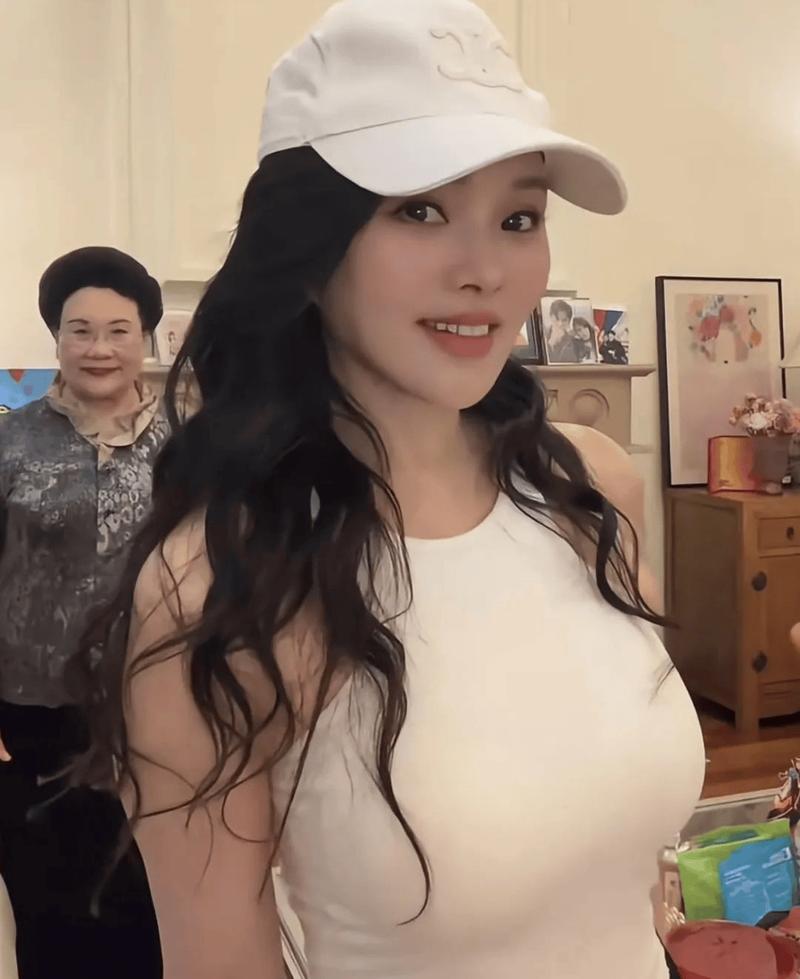 伊嫩静产后体重为何迅速下降，晒照展示好身材了吗？